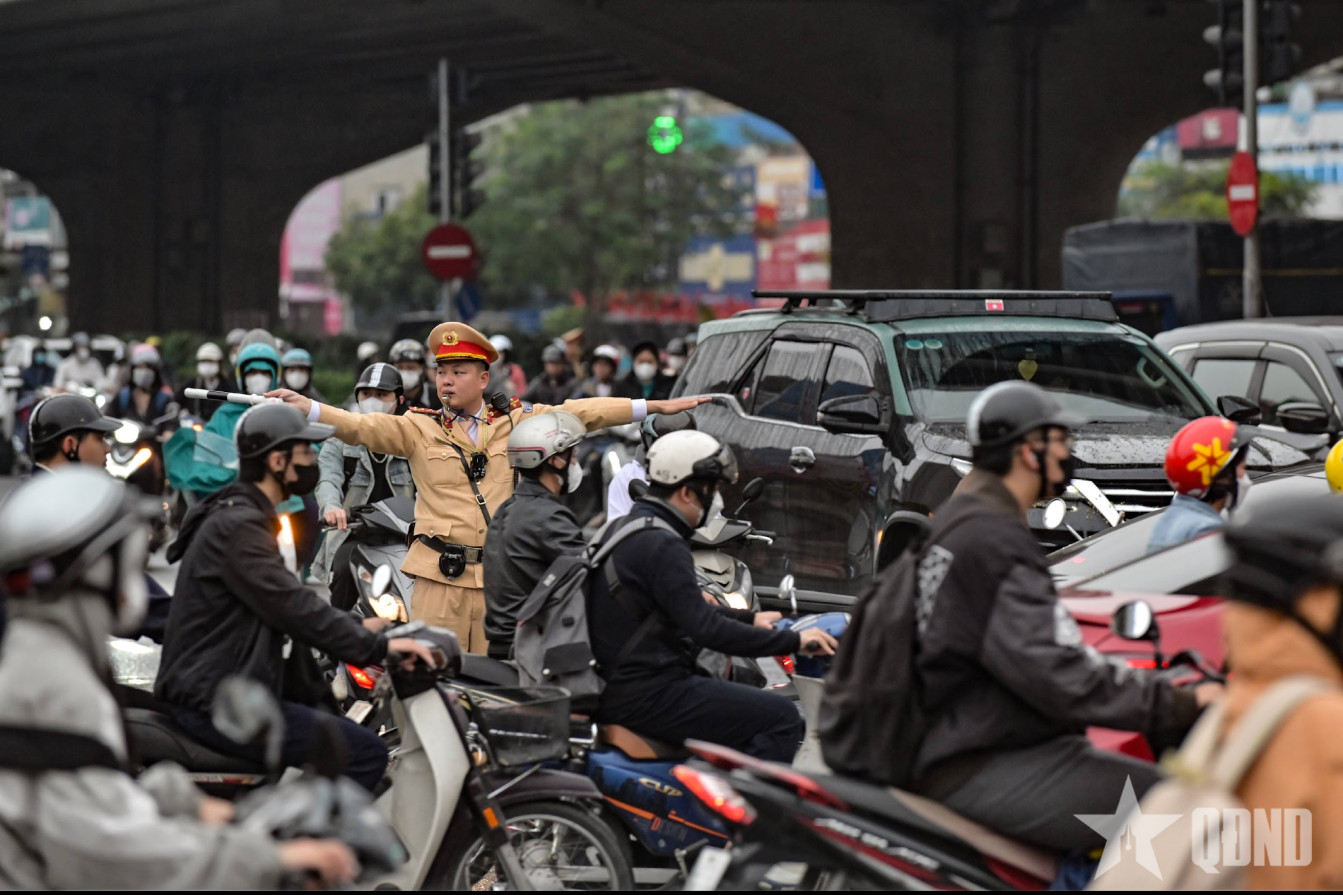 Giữ nhịp giao thông trong mưa lạnh giờ cao điểm đầu tuần